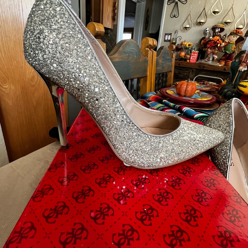 Guess Silver Textured Pointy Closed Heel Size 8m - image 3